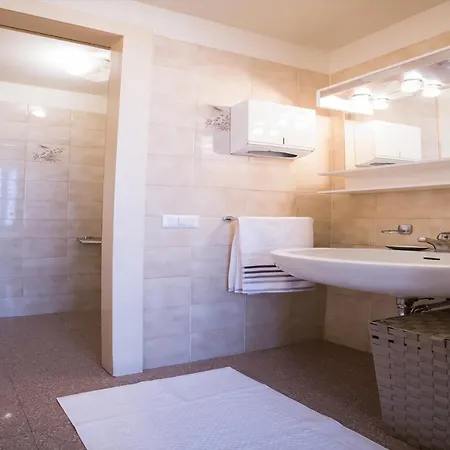 Sleeps 6 Air Con * Menaggio